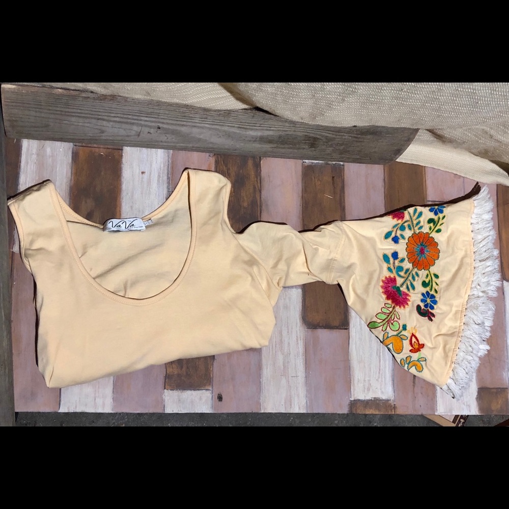 Open shoulder embroidery shirt